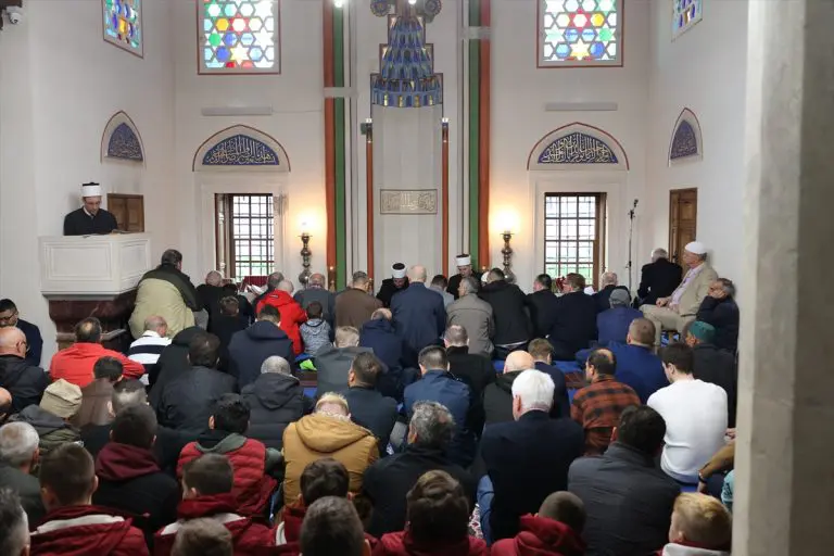 Mnogobrojni vjernici klanjali bajram-namaz u Ferhat-pašinoj džamiji u Banjaluci