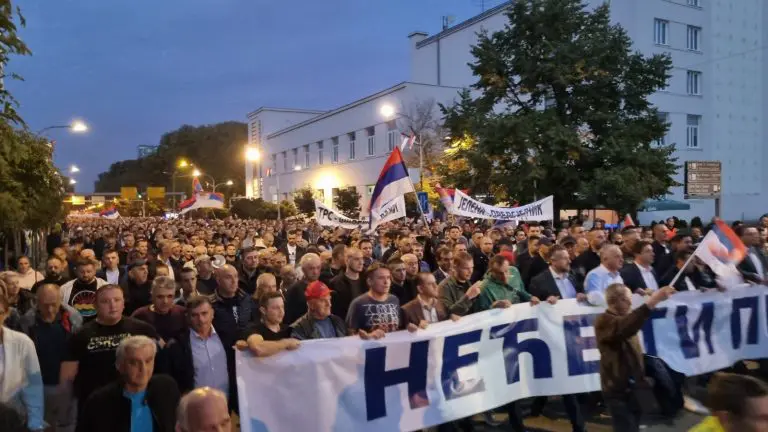 Građani uzvikuju: “Pobjeda, pobjeda” FOTO