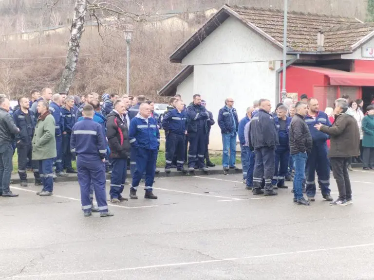 Radnici RiTE Ugljevik stupili su u jednočasovni štrajk upozorenja (FOTO)