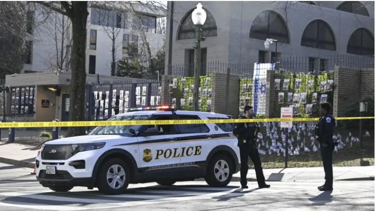 Američki vojnik preminuo nakon što se zapalio ispred Ambasade Izraela u Washingtonu: Do posljednjeg daha uzvikivao “Sloboda Palestini”