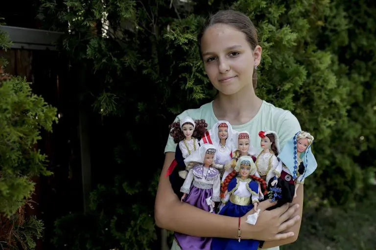 Upoznajte “Bosnian Barbie”: Esmine lutke odjevene u bosansku narodnu nošnju