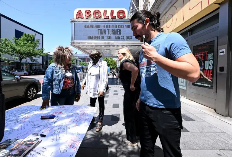 Svijet se oprašta od Tine Turner: Obožavatelji odali počast i ispred poznatog teatra Apollo u New Yorku