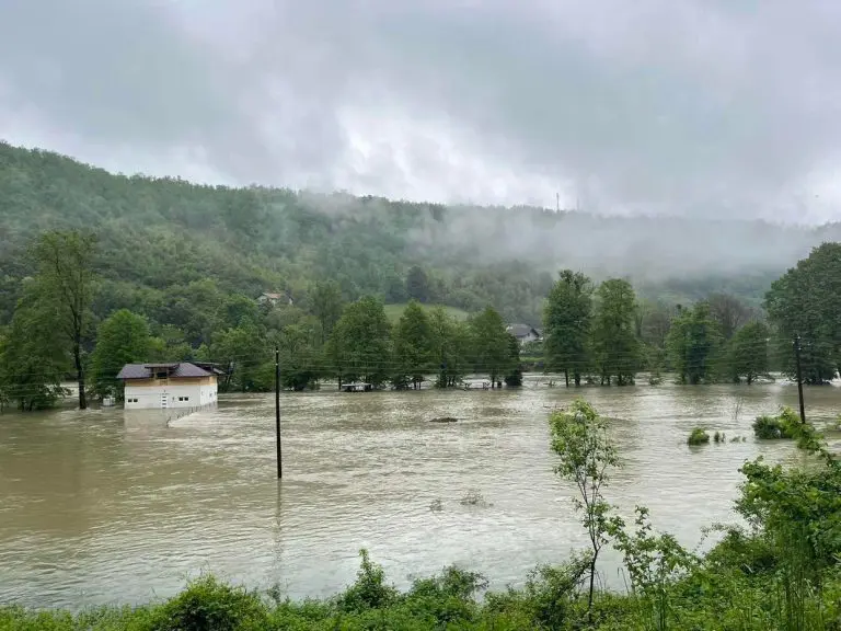 Istorijski vodostaj rijeka u Bosanskoj Krupi, situacija kritična, 400 ljudi odsječeno, 200 kuća pod vodom, zakazala FUCZ