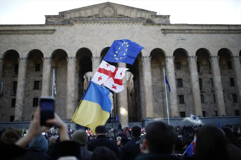 Vladajuća gruzijska stranka u jeku protesta povlači nacrt zakona o “stranim agentima”
