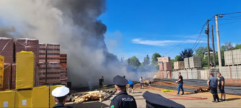 Borba sa vatrenom stihijom: Veliki požar u skladištu kod Srebrenika (VIDEO)