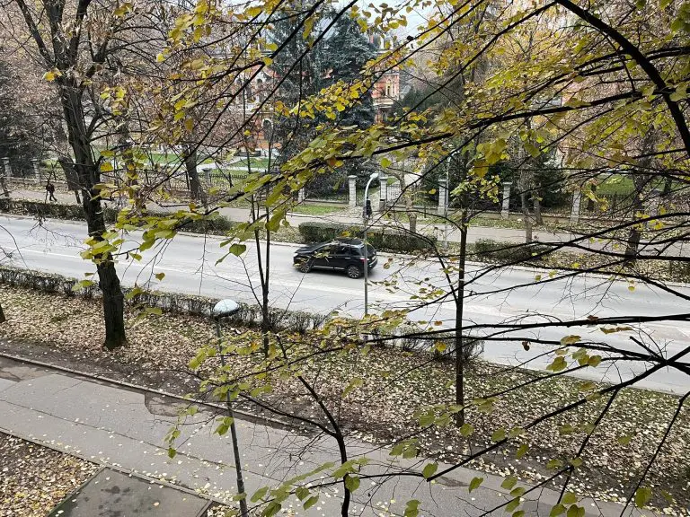 Pred nama je hladan i tmuran dan