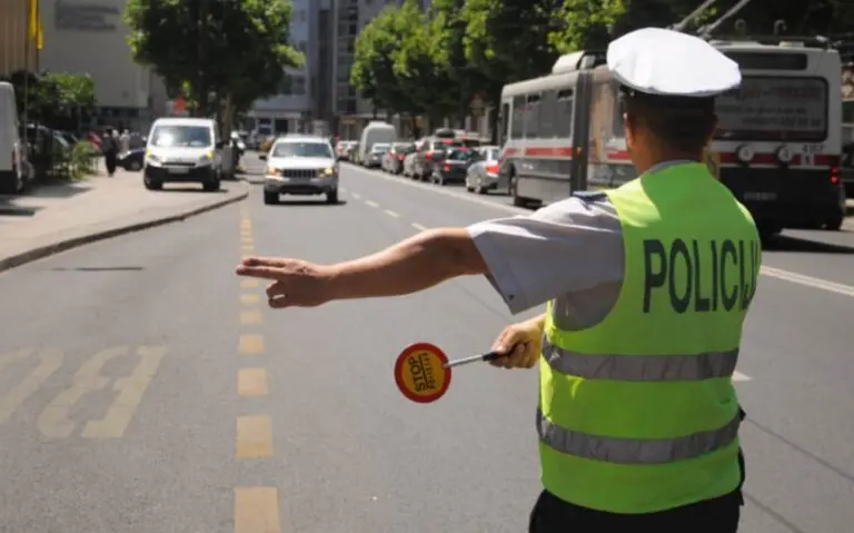 Meho glumio policajca: Zaustavljao vozače. I on puštao preko štele