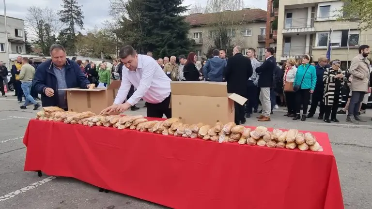 Doručak za radnike Gradske uprave Banjaluka postavljen na parkingu (FOTO)