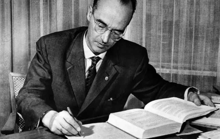 Ovo je priča o Klausu Fuchsu, špijunu koji je ukrao atomsku bombu i naš svijet učinio sigurnijim mjestom