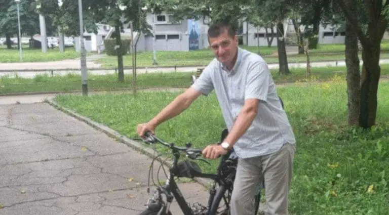 DIREKTOR NE PRESTAJE DA ŠOKIRA Juče na posao došao traktorom, danas biciklom, a najavio kako će u ponedjeljak