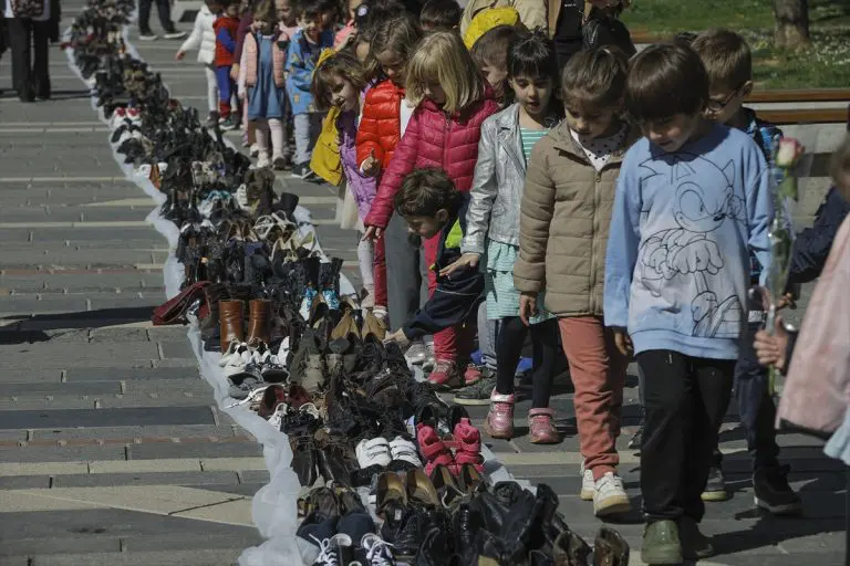 32 godine od početka opsade Sarajeva: Postavka više od 15.000 pari cipela u znak sjećanja na ubijene građane