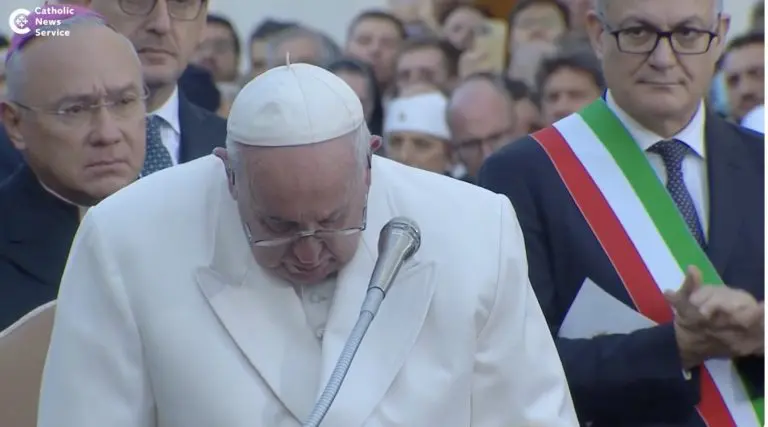 Emotivni slom pape Franje tokom molitve