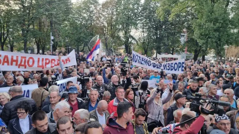 Protest opozicije u Republici Srpskoj večeras ispred zgrade RTRS-a