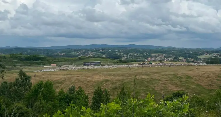 Život pored deponije: “Nesnosan smrad širi se okolnim naseljima, pitanje je šta će biti sa baštama zbog pepela koji je padao” (FOTO)