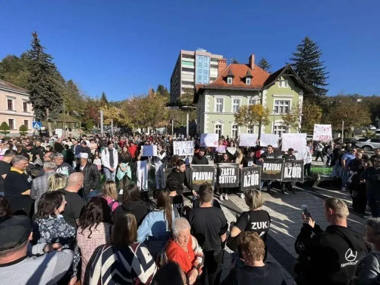 Protesti Cazinjana zbog nerazjašnjenih okolnosti iz noći kada je povrijeđen mladić Azur Terzić