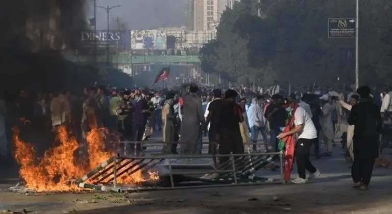 Pakistan: Osmodnevni policijski pritvor bivšem premijeru Khanu, broj mrtvih raste usred protesta