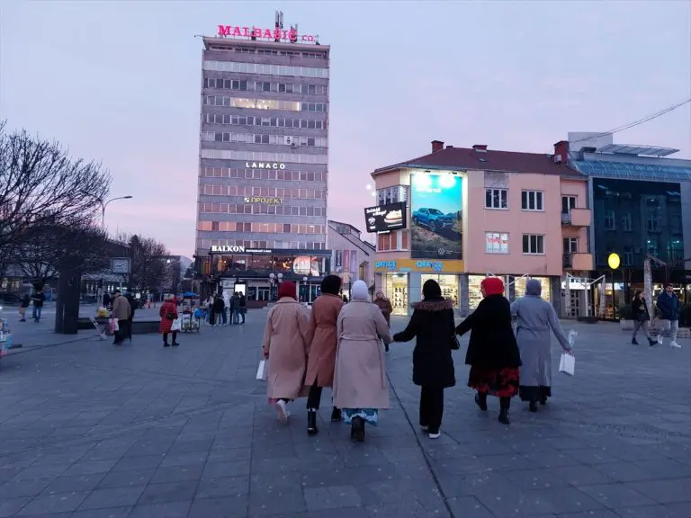 Djevojke sa hidžabom prošetale Banjalukom