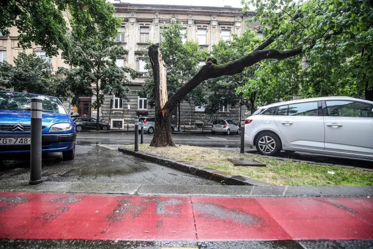 Snažno nevrijeme u Zagrebu. Vjetar rušio stabla, prekinut saobraćaj (FOTO)