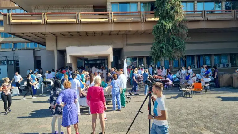 Trudnice, porodilje i djeca ispred bolnice (FOTO)