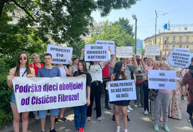 Da li federalne vlasti nenabavkom lijeka ubijaju oboljele od cistične fibroze?