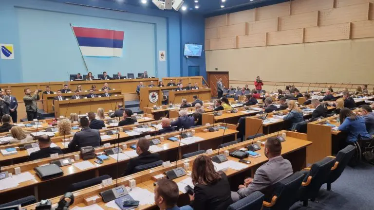 Poslanici i danas o zakonu o kleveti: Drakonskim kaznama do gušenja slobode govora!