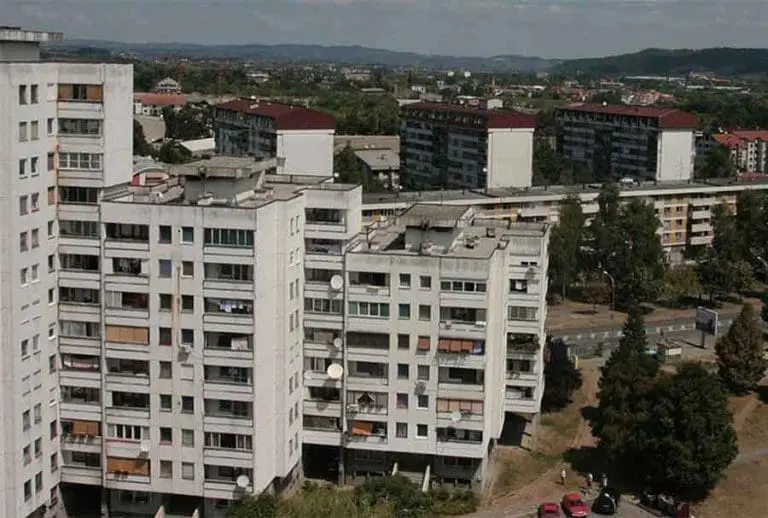SUMNJA SE NA EKSPLOZIV Evakuisani stanari zgrade u Boriku, policija pregleda stan