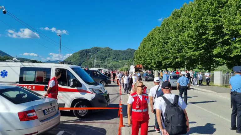 Već pristižu učesnici u MC Potočari, polako se stvaraju gužve na putnom pravcu Bratunac-Potočari