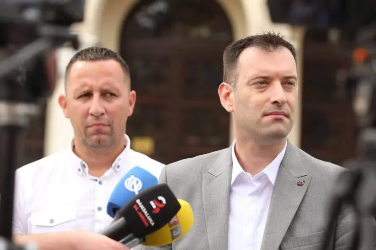 Kod nas se vlasti prave mrtve. Kao da je 1985. godina, mir u svijetu, zezanje i laganica
