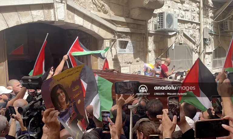 Hiljade ljudi na sahrani ubijenoj novinarki Shireen Abu Akleh