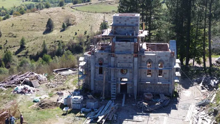 Bošnjaci i Srbi grade crkvu u selu Gonje na Pešterskoj visoravni