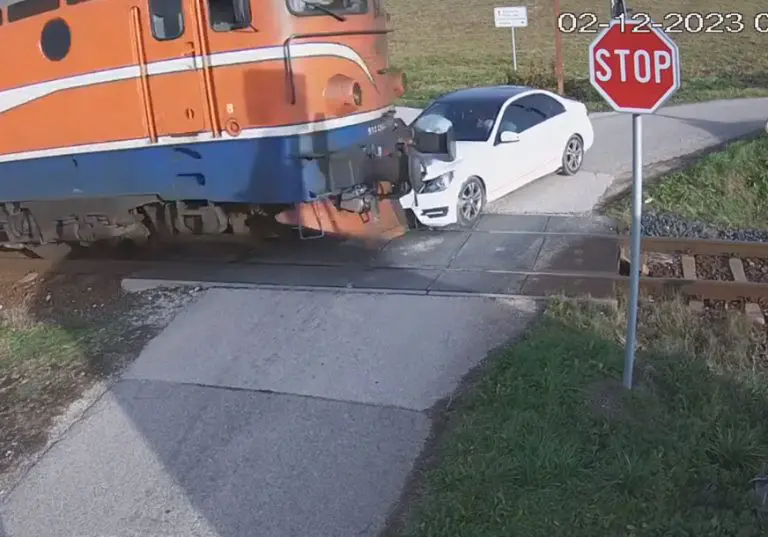 (VIDEO) Izbjegnuta tragedija u Stanarima: Objavljen stravičan snimak udara voza u skupocjeni automobil
