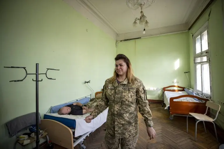 Žene u redovima ukrajinske vojske: Pomažu i liječe vojnike na frontu