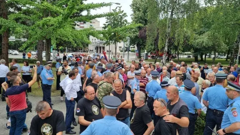 POBUNA ISPRED NS RS: Borci ne žele napustiti lokaciju (FOTO, VIDEO)