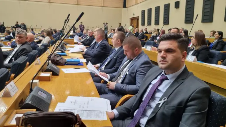 Svi poslanici Narodne skupštine i članovi Vlade RS nose bijele trake, pročitajte zašto