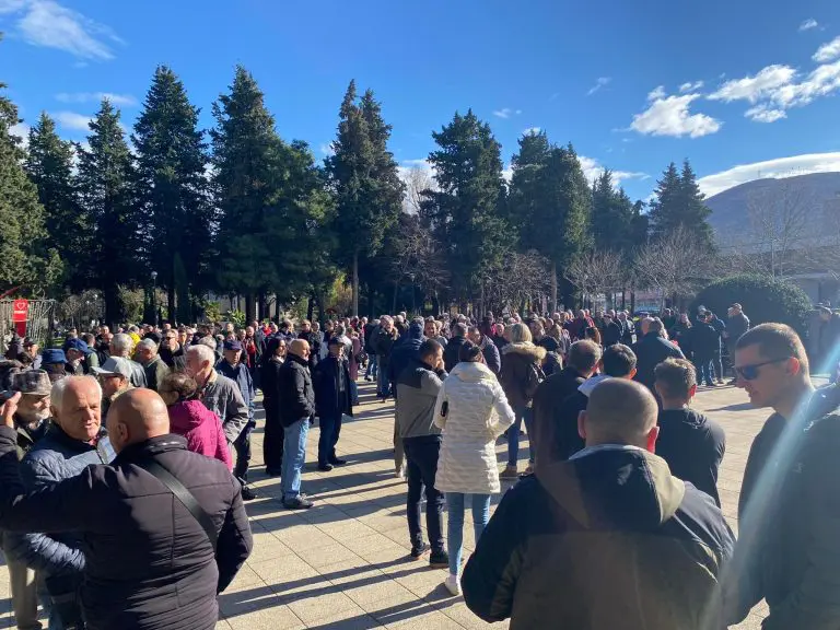 Protest u Trebinju protiv poskupljenja struje u RS: Uzimaju od sirotinje da bi dali bogatim