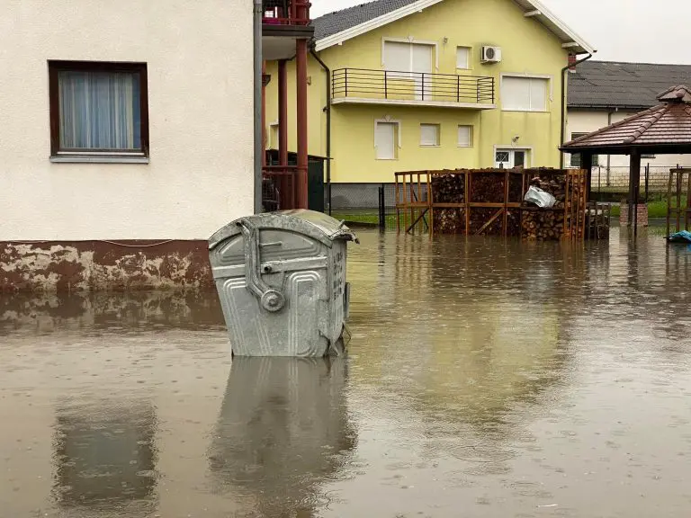 Poplave na sjeverozapadu RS: Jedna osoba smrtno stradala, brojni problemi i obustava saobraćaja (FOTO)