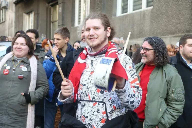 Nakon šestostane blokade saobraćaja studenti krenuli ka zgradi RIK-a