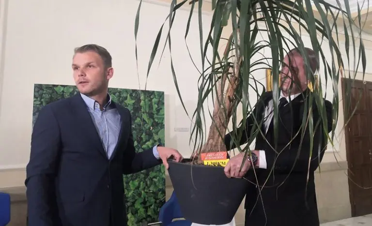 Vodovod kupovao fotelje za 2.800 KM, telefone za 750, saksije 1300… “Ovo je kriminal i ime mu je ‘popovićizam'”