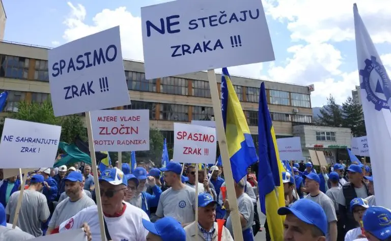 Radnici pred Vladom FBiH tražili spasavanje Zraka i Binasa