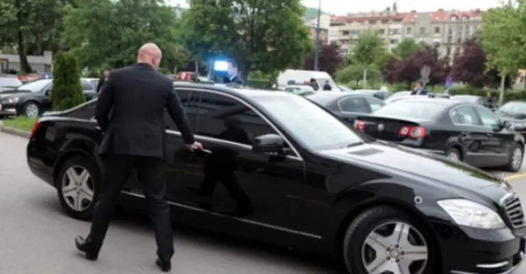 Strašno je ko sve ima pravo na službeno vozilo – bez kontrole: I poslovno i privatno voze se u skupocjenim limuzinama!