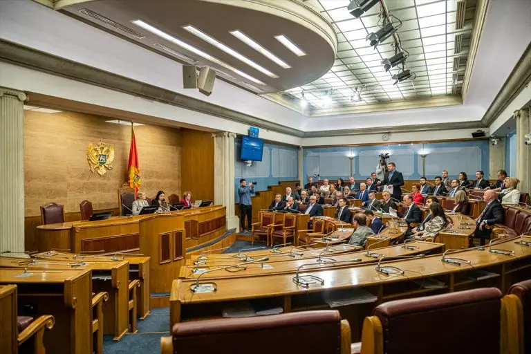 Crna Gora: Ponovo usvojene izmjene Zakona o predsjedniku, protesti ispred Skupštine