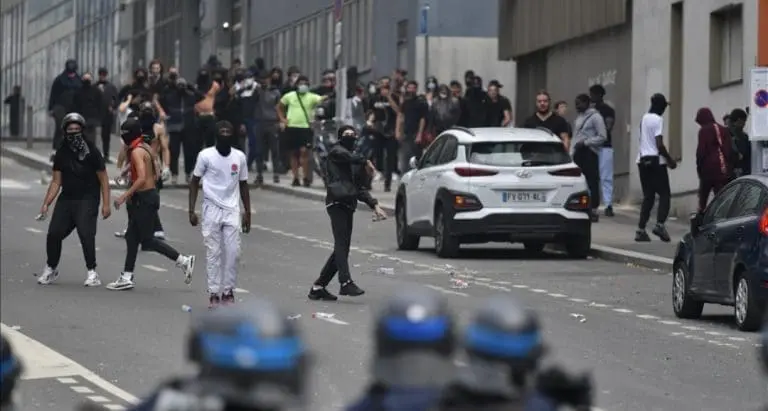 Francuske vlasti naredile obustavu autobuskih i tramvajskih linija od 20 sati širom zemlje, jedna osoba poginula