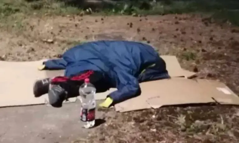 Ovo je Željko, osoba s invaliditetom. Porodica od države dobija novac da brine o njemu, a on spava na ulici