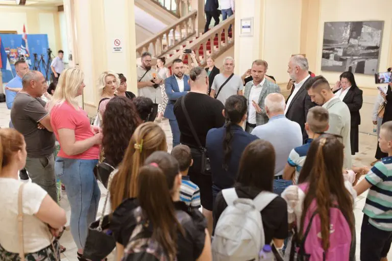 VIŠEČLANE PORODICE ISPRED GRADSKE UPRAVE: Nezadovoljni su radom određenih odbornika!