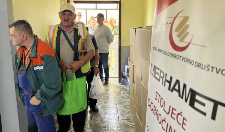 Banjalučki Merhamet podijelio bajramski ručak za korisnike Merhametove kuhinje