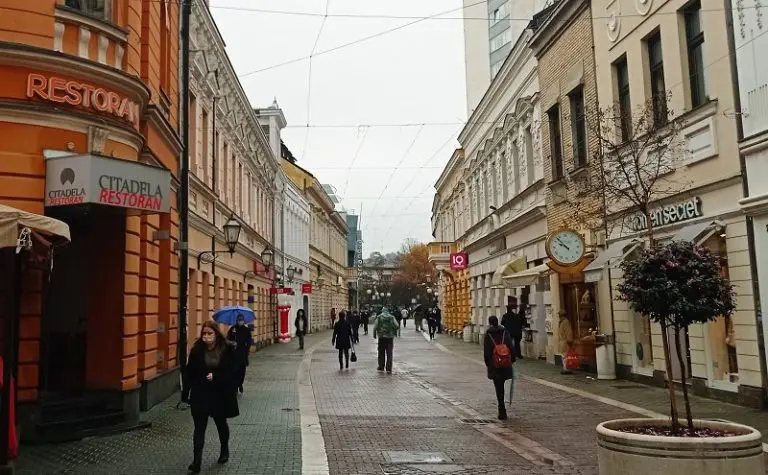 U Banjaluci palo staklo sa stambene zgrade i povrijedilo prolaznika