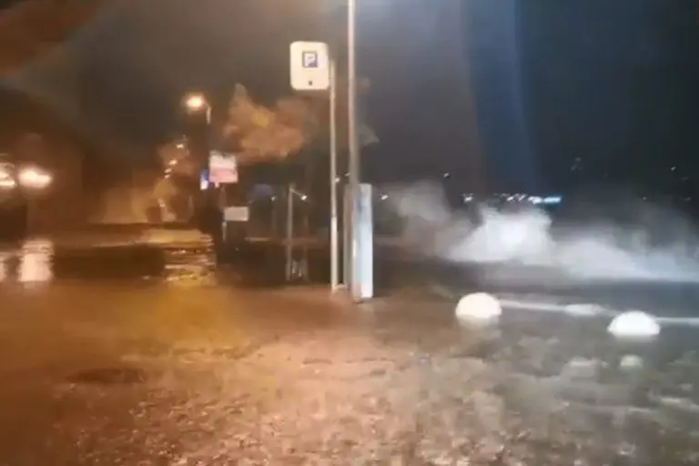 Stigla “Jadranka” na Jadran, poplavljene rive, letjeli suncobrani