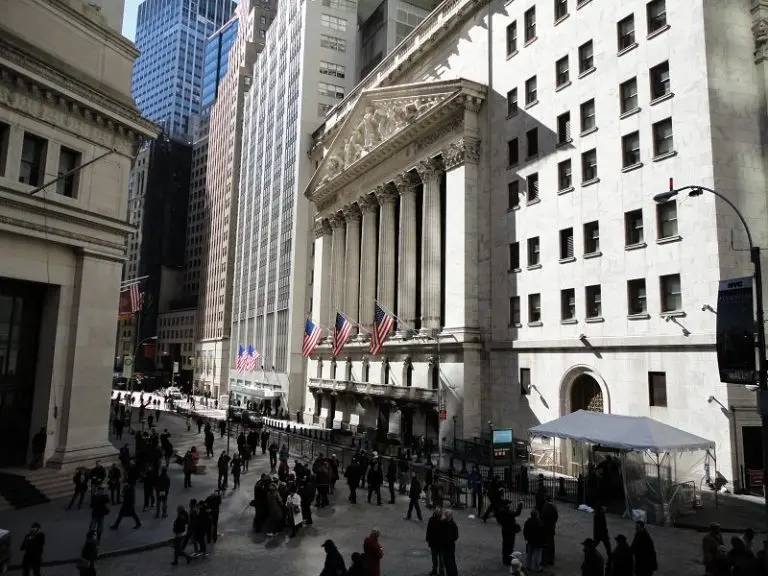 Ponovo haos na Volstritu: Trampove carine potopile američku berzu!