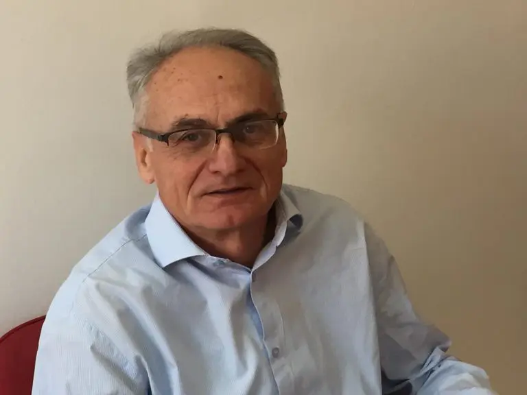 Branko Perić: KUPLERAJ KOJI GORI