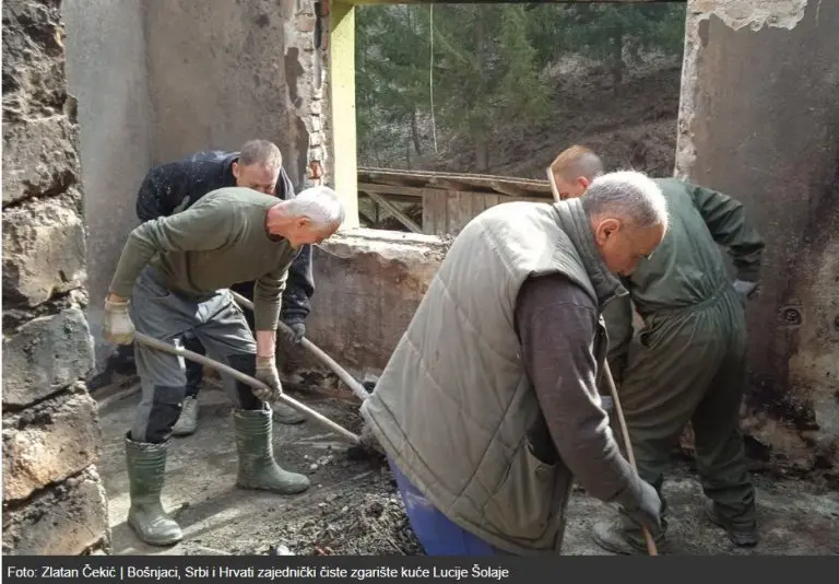 Bošnjaci, Srbi i Hrvati zajednički čiste zgarište kuće Lucije Šolaje